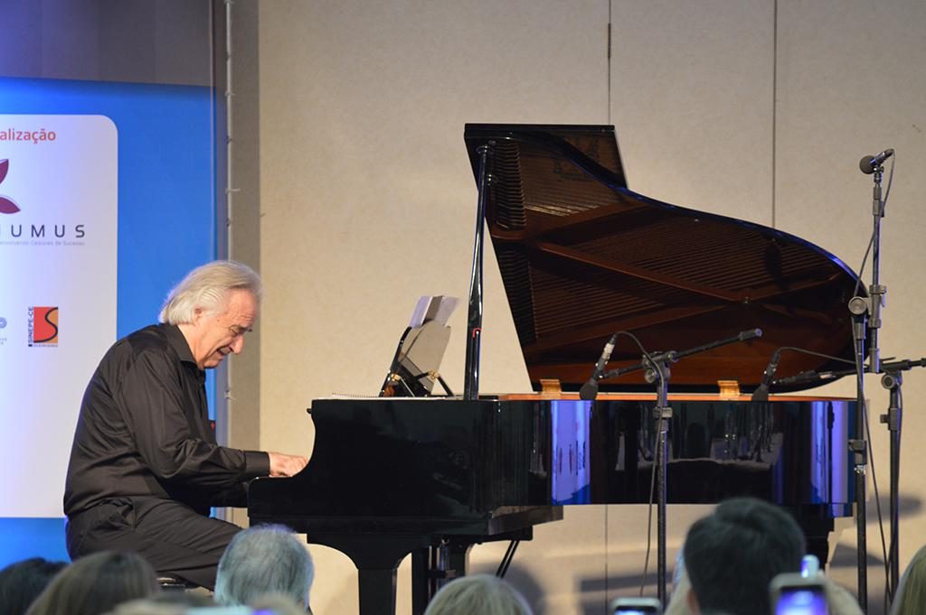 O Maestro João Carlos Martins foi o convidado ilustre escolhido para ministrar a palestra de abertura do GEduc 2016 (1).JPG