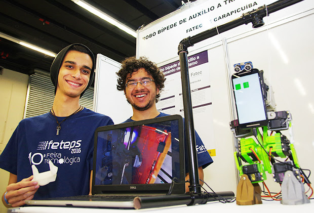 Lucas Brito e Wendell Silva durante apresentação do robô bípede na 10ª Feira Tecnológica do Centro Paula Souza 