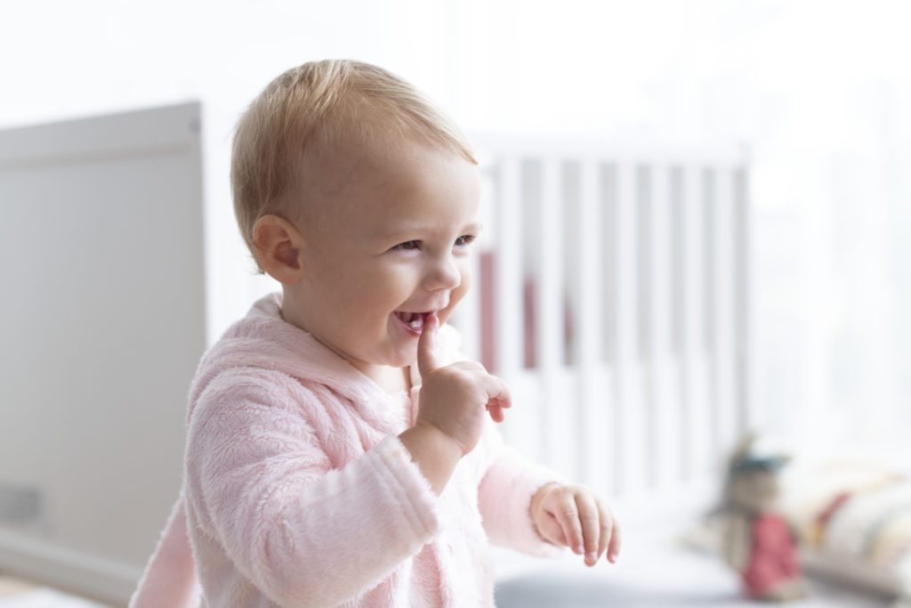 Criança segurando bebê

Descrição gerada automaticamente com confiança baixa